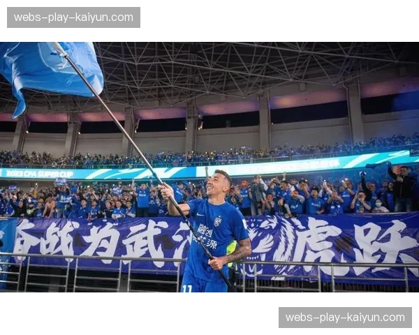 武汉三镇俱乐部官宣与主教练完成续约，目标立足中超