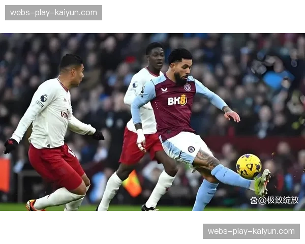 温情特写:看台上阿斯顿维拉球迷高举标语,支持患病的小球迷 温情特写:看台上阿斯顿维拉球迷高举标语,支持患病的小球迷